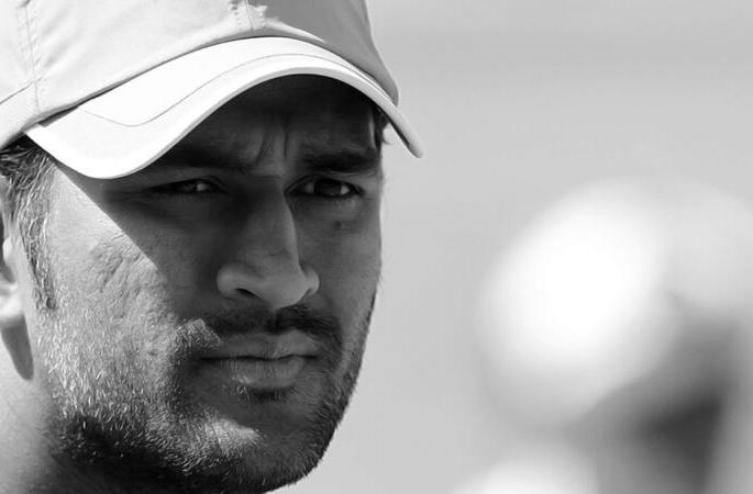 Dhoni played with fans, Holi | ​धोनीने चाहत्यांसोबत खेळली होळी
