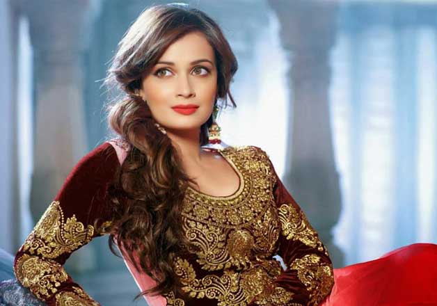 'Trying to become a star on Twitter as a flop in the film'; Netizens attacked the miraculous! | ‘चित्रपटात फ्लॉप ठरली म्हणून ट्विटरवर स्टार होण्याचा प्रयत्न’; दिया मिर्झावर नेटिझन्सचा हल्लाबोल!
