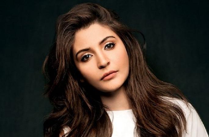 Anushka Sharma has thrown plastic on the road! He also gave a blank reply !! | रस्त्यावर प्लास्टिक फेकणा-यास अनुष्का शर्माने दिला दम! त्यानेही दिले असे खरमरीत उत्तर !!