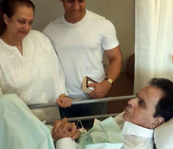 Due Dilip Kumar to look after Aamir | आमीरला पाहून सुखावले दिलीप कुमार Due Dilip Kumar to look after Aamir | आमीरला पाहून सुखावले दिलीप कुमार