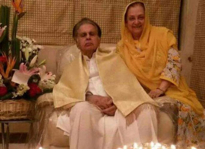 Dilip Kumar shared the video of Iftar | दिलीप कुमार यांनी शेअर केला इफ्तारचा व्हिडिओ Dilip Kumar shared the video of Iftar | दिलीप कुमार यांनी शेअर केला इफ्तारचा व्हिडिओ