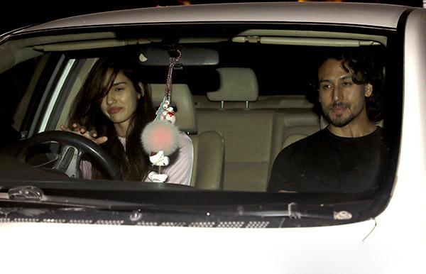SEE PIC: Tiger Shroff and Direction Patni going on a long drive! | SEE PIC : टायगर श्रॉफ अन् दिशा पाटनी निघालेत लॉन्ग ड्राइव्हवर! SEE PIC: Tiger Shroff and Direction Patni going on a long drive! | SEE PIC : टायगर श्रॉफ अन् दिशा पाटनी निघालेत लॉन्ग ड्राइव्हवर!