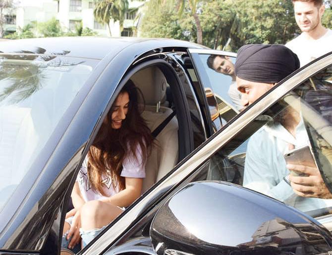 Direction Patni a young man followed the chase, approached the car and demanded 'he'! | दिशा पाटनीचा एका तरुणाने केला पाठलाग, कारजवळ गाठून केली ‘ही’ डिमांड! Direction Patni a young man followed the chase, approached the car and demanded 'he'! | दिशा पाटनीचा एका तरुणाने केला पाठलाग, कारजवळ गाठून केली ‘ही’ डिमांड!