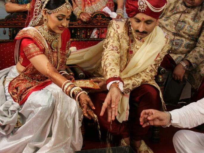 The couple was stuck in a couple of years ago in marriage, soon to give birth to cute baby | दिशा वाकानी दोन वर्षापूर्वी अडकली होती लग्न बंधनात,लवकरच देणार गोंडस बाळाला जन्म The couple was stuck in a couple of years ago in marriage, soon to give birth to cute baby | दिशा वाकानी दोन वर्षापूर्वी अडकली होती लग्न बंधनात,लवकरच देणार गोंडस बाळाला जन्म
