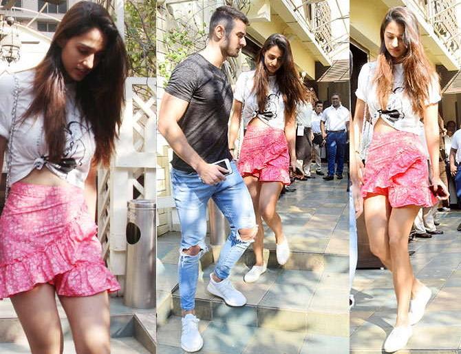Tiger Shroff's Girlfriends Look With Mystery Boyfriend, Patiala View Photos! | बॉयफ्रेंडला सोडून मिस्ट्री बॉयसोबत दिसली टायगर श्रॉफची गर्लफ्रेंड दिशा पटानी, पाहा फोटो!
