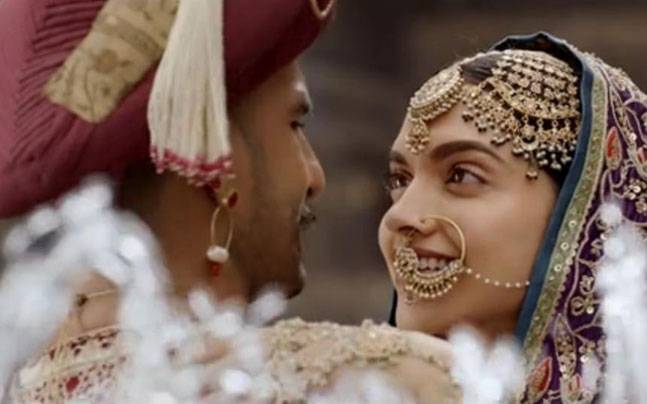 The sight was not removed from Deepika - | दीपिकावरून हटत नव्हती नजर -रणवीर The sight was not removed from Deepika - | दीपिकावरून हटत नव्हती नजर -रणवीर