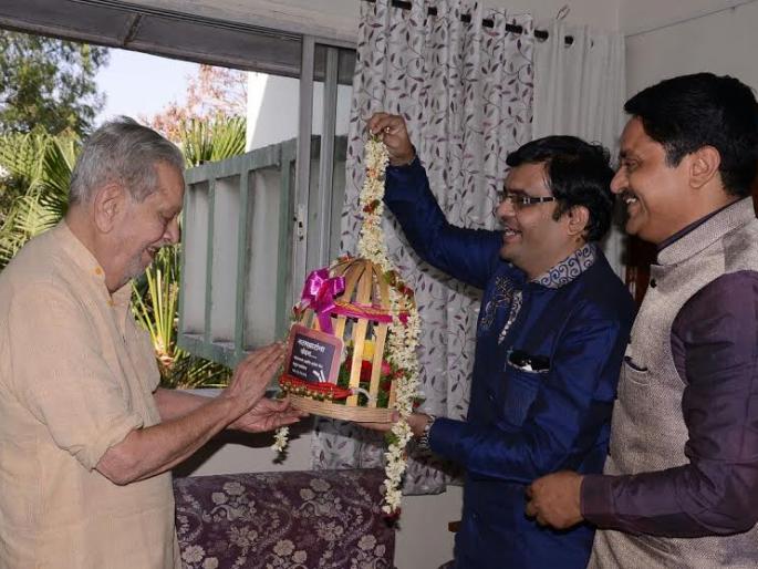 Dr. The 'cage' bouquet of Shriram Lagoo | डॉ. श्रीराम लागू यांना ' पिंजरा' पुष्पगुच्छ