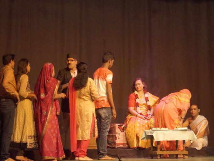 Laugh at the faces of the tongs that opened through monogamous | एकांकिकाच्या माध्यमातून खुलवले चिमुकल्यांच्या चेहºयावर हसू Laugh at the faces of the tongs that opened through monogamous | एकांकिकाच्या माध्यमातून खुलवले चिमुकल्यांच्या चेहºयावर हसू