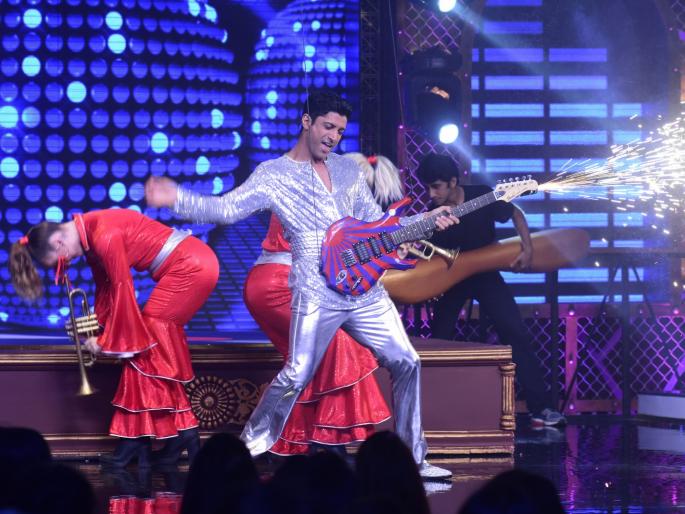 Farhan Akhtar plays Rishi Kapoor in Lip Sing Battles | ​लिप सिंग बॅटलमध्ये फरहान अख्तर दिसला ऋषी कपूर यांच्या भूमिकेत