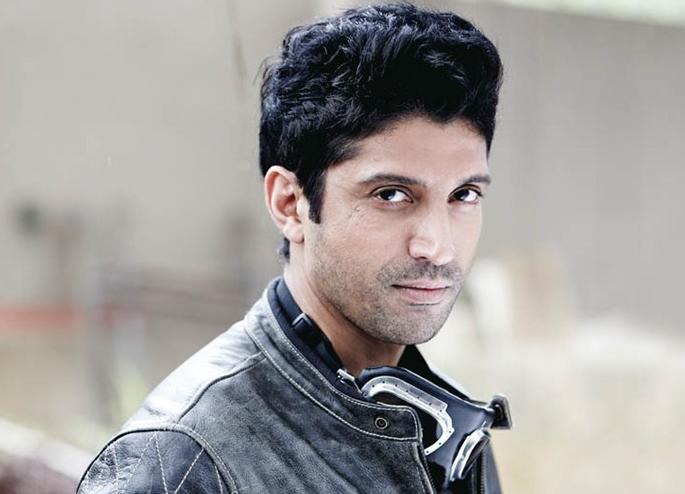 Farhan bent down | फरहानने उकरून काढला वाद Farhan bent down | फरहानने उकरून काढला वाद