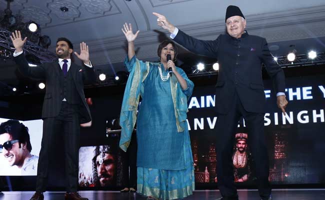 Farooq Abdullah holds Ranveer's contract with him | रणवीरसोबत फारुक अब्दुल्लांनी धरला ठेका Farooq Abdullah holds Ranveer's contract with him | रणवीरसोबत फारुक अब्दुल्लांनी धरला ठेका