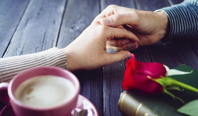 Talk about the game that Indians do on the first date | पहिल्या डेटवर भारतीय करतात खेळाची चर्चा