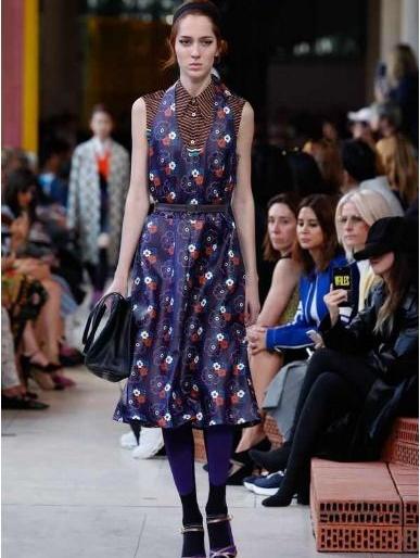 The hit of the youth is the 60th Floral Print's Fashion | तरुणांमध्ये हिट होतेय 60's फ्लोरल प्रिंटची फॅशन