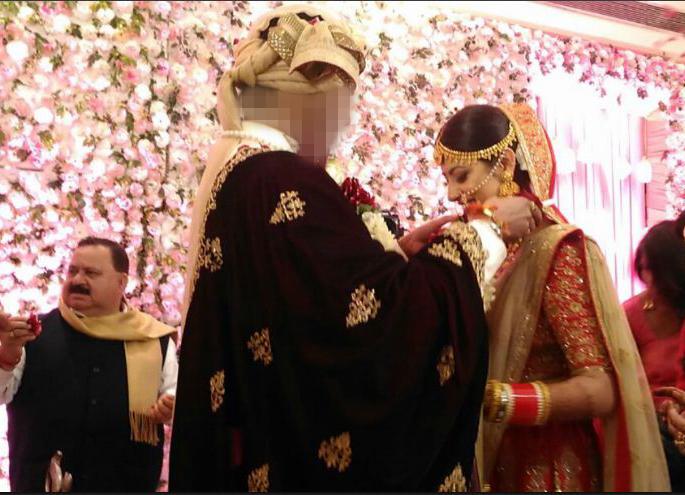 Bigg Boss 10 Ex-Contestant's secret wedding, came in front of the photo | Bigg Boss 10 Ex- कंटेस्टंटने गुपचुप उरकले लग्न,समोर आले फोटो Bigg Boss 10 Ex-Contestant's secret wedding, came in front of the photo | Bigg Boss 10 Ex- कंटेस्टंटने गुपचुप उरकले लग्न,समोर आले फोटो