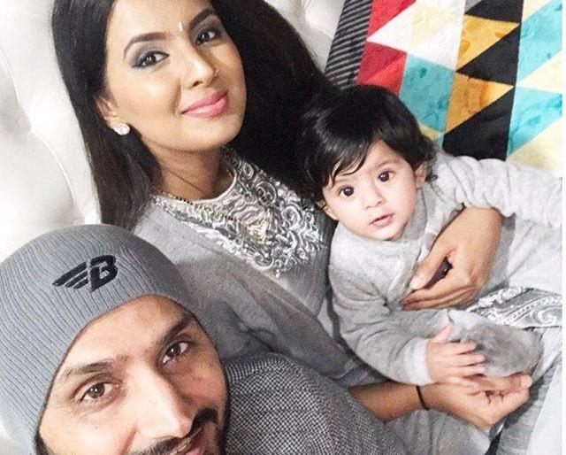 The first 'Lohdi' celebrated by Harbhajan and song with a cute hina | क्यूट हिनायासोबत हरभजनसिंह व गीताने साजरी केली पहिली ‘लोहडी’! The first 'Lohdi' celebrated by Harbhajan and song with a cute hina | क्यूट हिनायासोबत हरभजनसिंह व गीताने साजरी केली पहिली ‘लोहडी’!