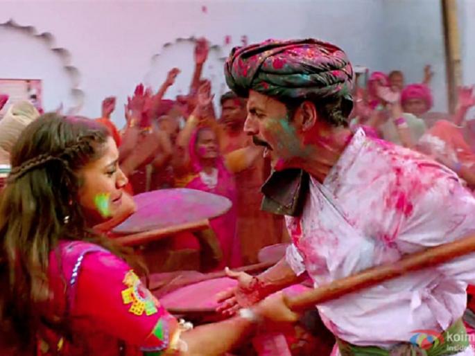 'Toilet: A Love Story' Release the song 'Gori Tu Lathth Hark'! | ‘टॉयलेट : एक प्रेमकथा’चे ‘गोरी तू लट्ठ मार’ गाणे रिलीज ! 'Toilet: A Love Story' Release the song 'Gori Tu Lathth Hark'! | ‘टॉयलेट : एक प्रेमकथा’चे ‘गोरी तू लट्ठ मार’ गाणे रिलीज !
