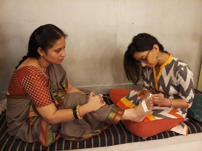 Treatment of rupture on the footsteps of Supriya Vinod of the frozen soup | गोठ मालिकेतील ​सुप्रिया विनोद यांच्या दुखऱ्या पायावर रुपल करतेय उपचार