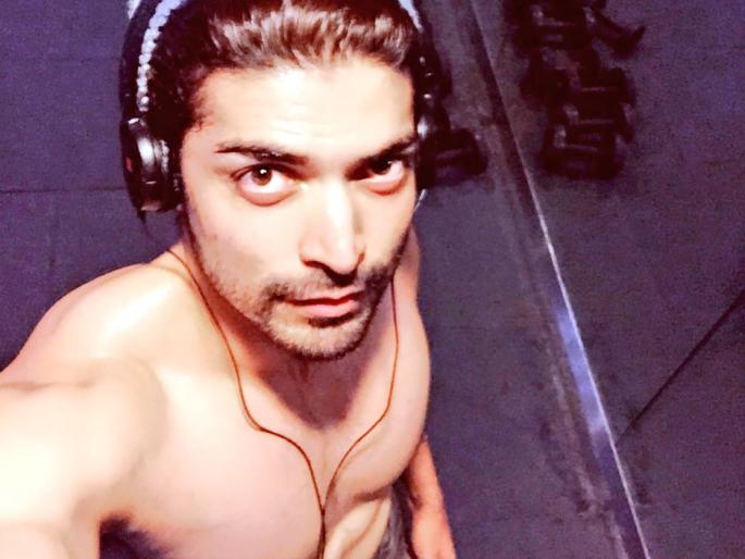 Showing bodyguards and bodybuilding | गुरमित दाखवतोय बॉडी आणि एब्ज Showing bodyguards and bodybuilding | गुरमित दाखवतोय बॉडी आणि एब्ज