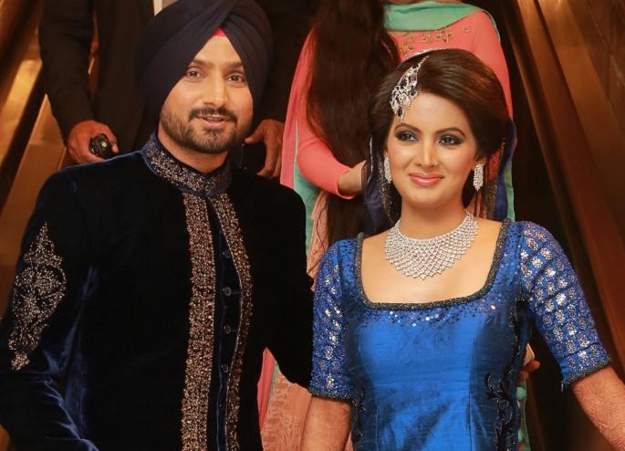 Harbhajan Singh-Geeta celebrates the first lohri celebrity with the girl | हरभजन सिंग-गीता बसराने केली मुलीसोबत पहिली लोहरी सेलिब्रेट Harbhajan Singh-Geeta celebrates the first lohri celebrity with the girl | हरभजन सिंग-गीता बसराने केली मुलीसोबत पहिली लोहरी सेलिब्रेट