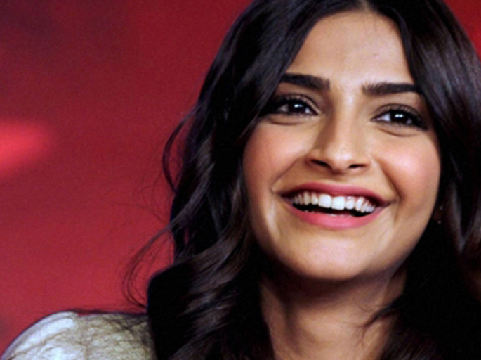 'This' is Sonam Kapoor's Godmother, you will be stunned by the reaction of the reception! | 'ही' आहे सोनम कपूरची ‘गॉडमदर’, रिसेप्शनमधील तिचा अंदाज बघून तुम्हीही दंग व्हाल! 'This' is Sonam Kapoor's Godmother, you will be stunned by the reaction of the reception! | 'ही' आहे सोनम कपूरची ‘गॉडमदर’, रिसेप्शनमधील तिचा अंदाज बघून तुम्हीही दंग व्हाल!