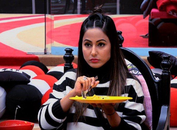 Bigg Boss11: Hina Khan refused to give up the reason for menstruation, and something happened after that | Bigg Boss11:मासिक पाळीचे कारण देत हिना खानने टास्क करण्यास दिला नकार,त्यानंतर घडले असे काही Bigg Boss11: Hina Khan refused to give up the reason for menstruation, and something happened after that | Bigg Boss11:मासिक पाळीचे कारण देत हिना खानने टास्क करण्यास दिला नकार,त्यानंतर घडले असे काही