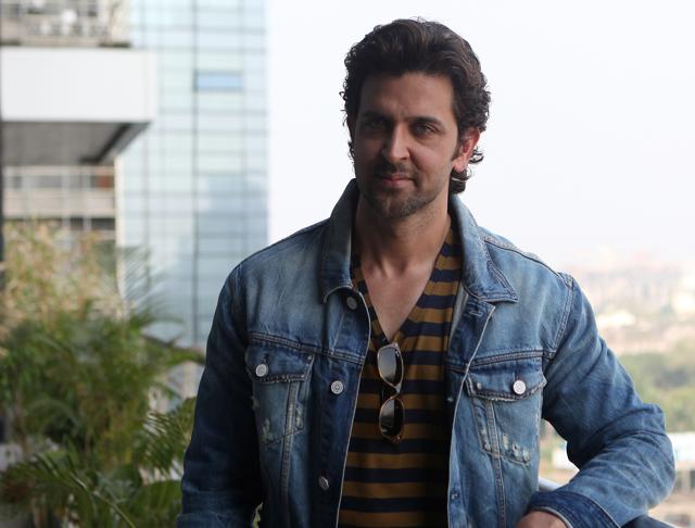 Hrithik's Green Signal showing Karan a Red Signal? | करणला रेड सिग्नल दाखवून हृतिकचा कुणाला ग्रीन सिग्नल ?