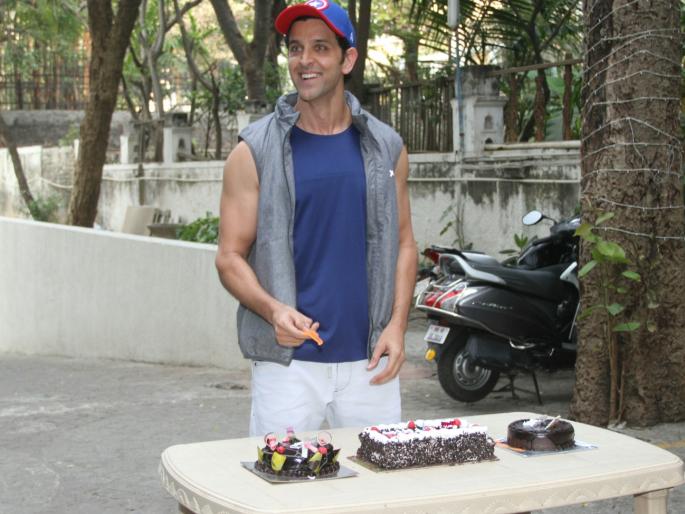 Hrithik Roshan did the celebration of his birthday | हृतिक रोशनने असे केले त्याच्या वाढदिवसाचे सेलिब्रेशन