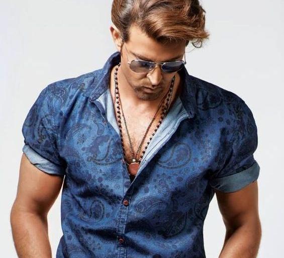 Hrithik left for promotional event half! | प्रमोशनल इव्हेंट अर्ध्यावर सोडून पळाला हृतिक!!