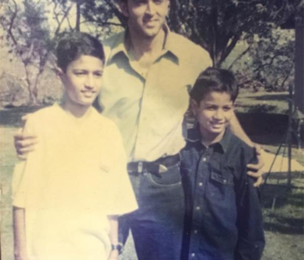 You will be shocked to read the story of this son who is seen with Hrithik Roshan. | हृतिक रोशनसोबत दिसत असलेल्या या मुलाची कथा वाचून तुम्हाला धक्का बसेल!