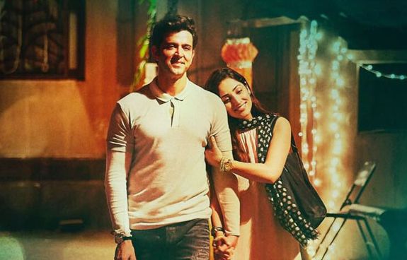 How to watch 'blind' Hrithik? Ask people, this is a test !! | ‘अंध’ हृतिकच्या हातात घड्याळ कसे? विचारणा-यांनो, हे वाचाच!! How to watch 'blind' Hrithik? Ask people, this is a test !! | ‘अंध’ हृतिकच्या हातात घड्याळ कसे? विचारणा-यांनो, हे वाचाच!!