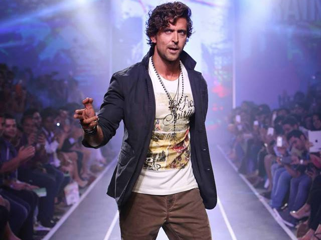 Show the ticket and meet Hrithik Roshan; Such a fund to earn 'worth' | तिकीट दाखवा अन् हृतिक रोशनला भेटा; ‘काबिल’च्या कमाईसाठी असाही फंडा