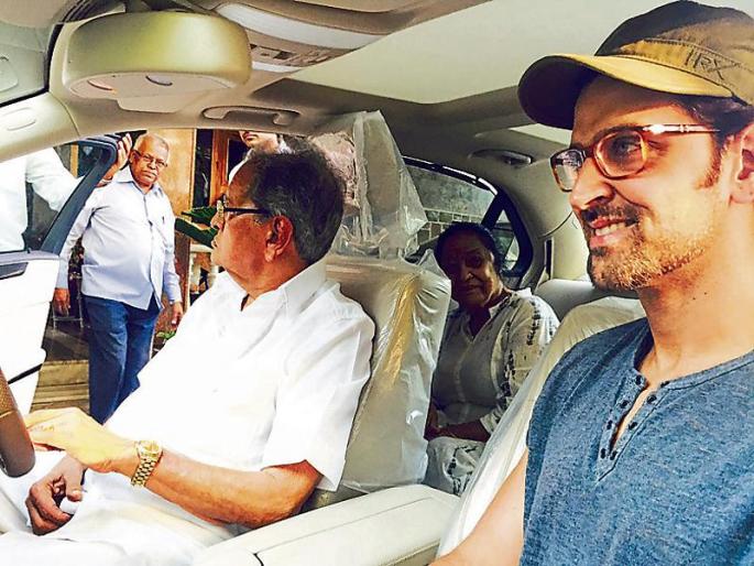 Hrithik visits grandfather: Mercedes | ​हृतिकने आजोबांना भेट दिली मर्सिडिज