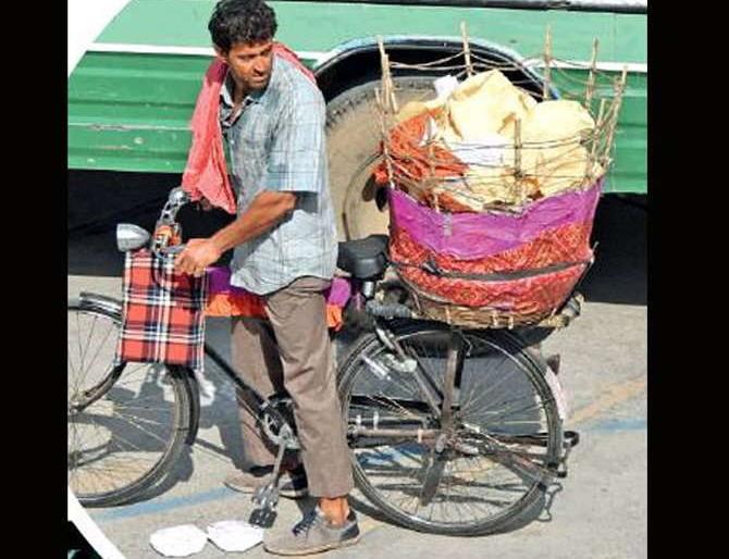 Bollywood's 'Ha' superstar seen selling pad on the road; Even hard to identify! | रस्त्यावर पापड विकताना दिसला बॉलिवूडचा ‘हा’ सुपरस्टार; ओळखणेही झाले मुश्किल!