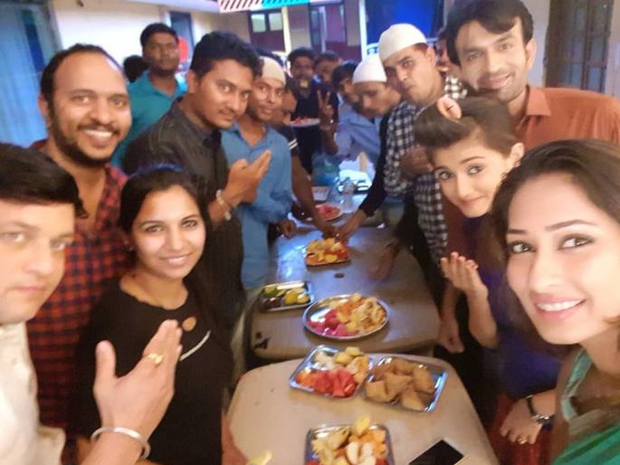 Ehtar's banquet was organized on the star-studded "Shantha Prem Kare" set | स्टार प्रवाहवरील 'शतदा प्रेम करावे'च्या सेटवर आयोजित करण्यात आली इफ्तारची मेजवानी Ehtar's banquet was organized on the star-studded "Shantha Prem Kare" set | स्टार प्रवाहवरील 'शतदा प्रेम करावे'च्या सेटवर आयोजित करण्यात आली इफ्तारची मेजवानी