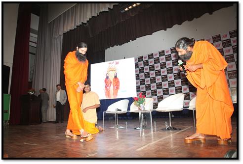 Swami Ramdev was awakened while seeing the revolution | क्रांती प्रकाशला पाहताच आवाक झाले स्वामी रामदेव