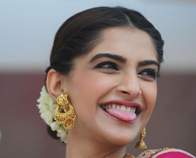 Sonam Kapoor said to US President Donald Trumpom! | सोनम कपूरने अमेरिकेचे राष्ट्रपती डोनाल्ड ट्रम्पला म्हटले मूर्ख! Sonam Kapoor said to US President Donald Trumpom! | सोनम कपूरने अमेरिकेचे राष्ट्रपती डोनाल्ड ट्रम्पला म्हटले मूर्ख!