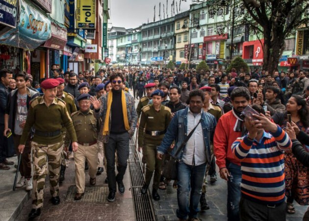 Irfan Khan is surrounded by fans in Gangtok | ​इरफान खानला गँगटोकमध्ये चाहत्यांनी घेरले