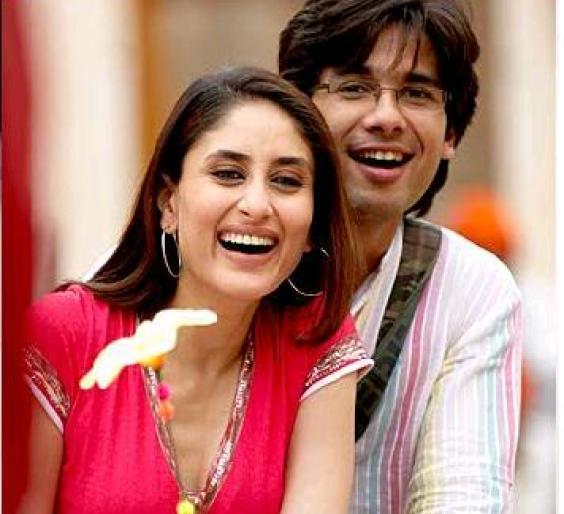 Kareena says, 'Jab We Met' again to chemistry ' | करिना म्हणते,‘जब वी मेट’ केमिस्ट्री पुन्हा साकारायचीय’ Kareena says, 'Jab We Met' again to chemistry ' | करिना म्हणते,‘जब वी मेट’ केमिस्ट्री पुन्हा साकारायचीय’
