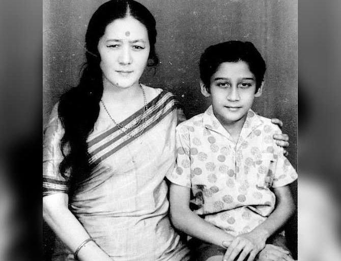 Bollywood superstar to become giant; Read 'This Actor's Struggle! | मुंगफली विकणारा मुलगा बनला बॉलिवूडचा मोठा सुपरस्टार; वाचा ‘या’ अभिनेत्याचा संघर्षमय प्रवास! Bollywood superstar to become giant; Read 'This Actor's Struggle! | मुंगफली विकणारा मुलगा बनला बॉलिवूडचा मोठा सुपरस्टार; वाचा ‘या’ अभिनेत्याचा संघर्षमय प्रवास!