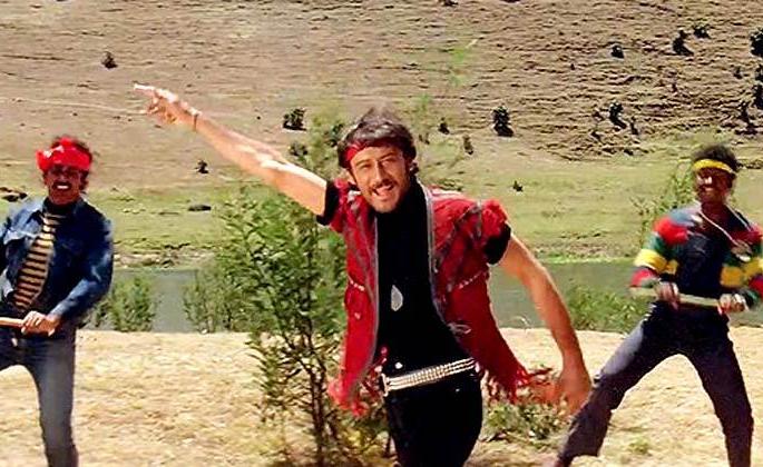 Have you seen this mistake in Jackie Shroff's 'Hero' movie? | जॅकी श्रॉफच्या 'हिरो'सिनेमातील पहिल्याच सीनमधील ही चूक तुम्ही पाहिलीय ?