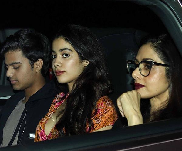 OMG !! Johanvi Kapoor appeared with somebody? | OMG!! कुणासोबत दिसली जान्हवी कपूर? OMG !! Johanvi Kapoor appeared with somebody? | OMG!! कुणासोबत दिसली जान्हवी कपूर?
