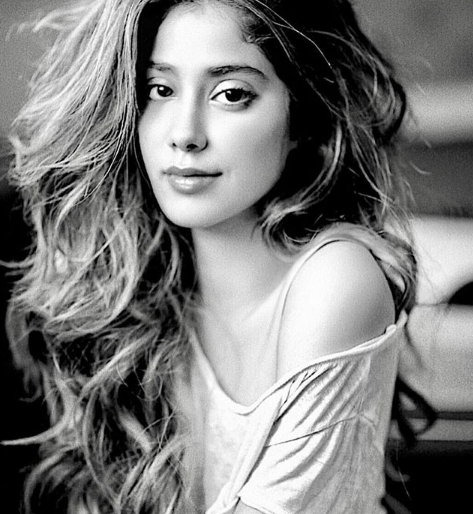Janhavi Kapoor's Hot Paid | जान्हवी कपूरच्या हॉट अदा Janhavi Kapoor's Hot Paid | जान्हवी कपूरच्या हॉट अदा