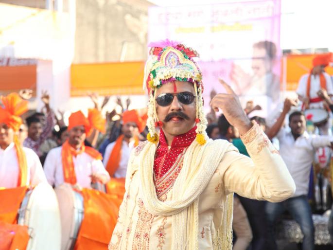 Displaying a dancing balloon tissue | डॉल्बीवाल्या गाण्याचा टिझर प्रदर्शित Displaying a dancing balloon tissue | डॉल्बीवाल्या गाण्याचा टिझर प्रदर्शित
