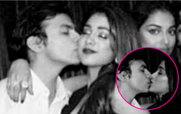Sridevi's cicphan photo viral | श्रीदेवीच्या लेकीचे किसिंग फोटो व्हायरल