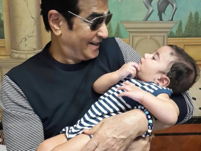 Grandfather grandfather got grandfather! | ​ आजोबा जितेन्द्र यांना लागला नातवाचा लळा!