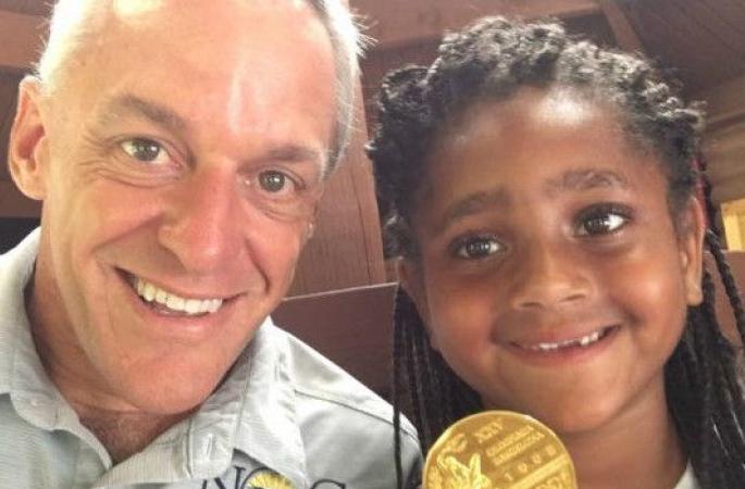 The Olympic gold medal was discovered by a seven-year-old girl | सात वर्षांच्या मुलीने शोधून दिले आॅलिम्पिक गोल्ड मेडल The Olympic gold medal was discovered by a seven-year-old girl | सात वर्षांच्या मुलीने शोधून दिले आॅलिम्पिक गोल्ड मेडल