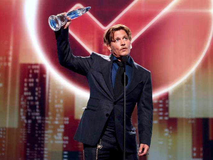 Thanks to Johnny Depp in the face of difficult situations, thanks to the fans | जॉनी डेपने कठीण प्रसंगात साथ देणाऱ्या फॅन्सचे मानले आभार Thanks to Johnny Depp in the face of difficult situations, thanks to the fans | जॉनी डेपने कठीण प्रसंगात साथ देणाऱ्या फॅन्सचे मानले आभार