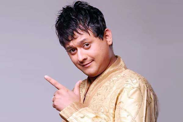 'Abhishek' to Kolhapur's Mahalaxmi for the success of 'Phuge' | 'फुगे'च्या यशासाठी स्वप्नीलच्या चाहत्याने केला कोल्हापूरच्या महालक्ष्मीला 'अभिषेक'