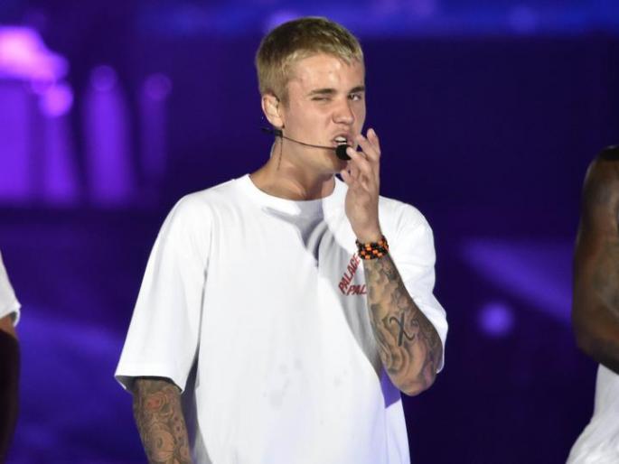 He came, saw him, and Justin kissed his fans? Know what happened that Justin concert! | तो आला,त्याला पाहिलं आणि जस्टिनने चाहत्यांना असं गंडवलं? जाणून घ्या नेमकं काय घडलं जस्टिनच्या त्या कॉन्सर्टमध्ये! He came, saw him, and Justin kissed his fans? Know what happened that Justin concert! | तो आला,त्याला पाहिलं आणि जस्टिनने चाहत्यांना असं गंडवलं? जाणून घ्या नेमकं काय घडलं जस्टिनच्या त्या कॉन्सर्टमध्ये!