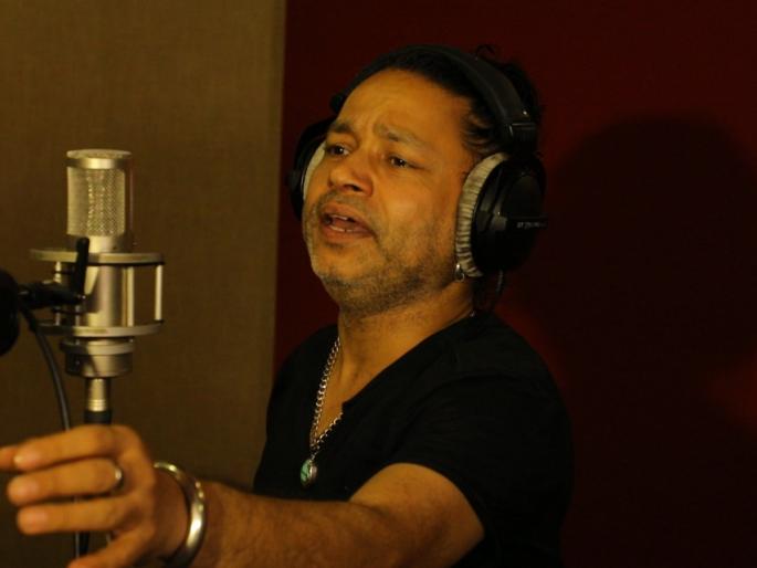 Kailash Kher sings a song from the Marathi movie of Milind Shinde | कैलाश खेर यांनी गायलं मिलिंद शिंदे यांच्या मराठी चित्रपटातील गाणे Kailash Kher sings a song from the Marathi movie of Milind Shinde | कैलाश खेर यांनी गायलं मिलिंद शिंदे यांच्या मराठी चित्रपटातील गाणे